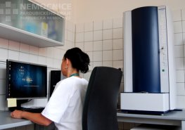 Mikrobiologie má nový přístroj k určení původců infekcí a nemocí