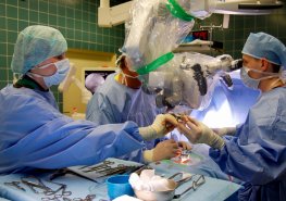 Za neurochirurgy už pacienti nemusí jen do Pardubic, ambulance dnes najdou i v dalších třech nemocnicích NPK