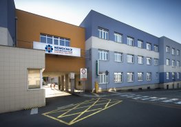 Před lékárnu Pardubické nemocnice se vrací 17 parkovacích míst