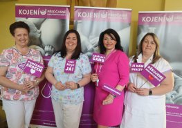 Kojení předčasně narozených dětí přibližuje výstava v Pardubické nemocnici