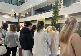 Jak předcházet proleženinám? Pardubická nemocnice nabídla veřejnosti komplexní program i praktické workshopy