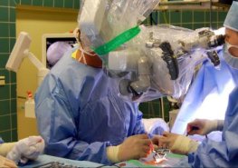 Špičkový mikroskop rozšířil operační možnosti neurochirurgů