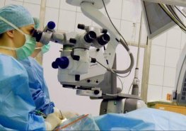 Oční chirurgové Pardubické nemocnice získali špičkový operační mikroskop