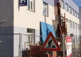 Upozornění na stavební práce u hlavní brány do areálu Pardubické nemocnice
