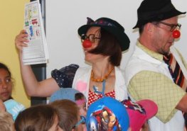 Za dětmi do Pardubické nemocnice dorazil cirkus. Přivezli ho žáci ze ZŠ Spořilov