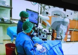 Oční lékaři v Pardubické nemocnici úspěšně operovali pacienty v přímém přenosu