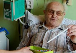 Dětští pacienti potěšili seniory v Geriatrickém centru, vyrobili jim záložky do knih