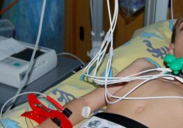 Moderní přístroj zkvalitní a zrychlí EKG vyšetření dětských pacientů v Pardubické nemocnici