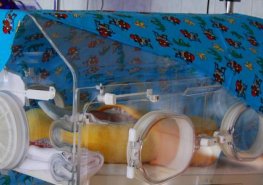 Dobrotety přinesly dárky a křeslo pro klokánkování předčasně narozených dětí