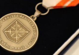 Pardubičtí soudní lékaři pomáhají objasňovat zločiny, teď za svou pomoc dostali od policie vyznamenání