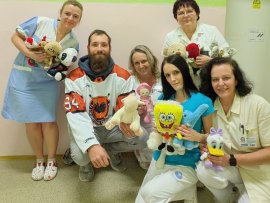 Předání plyšáků ve Svitavské nemocnici
