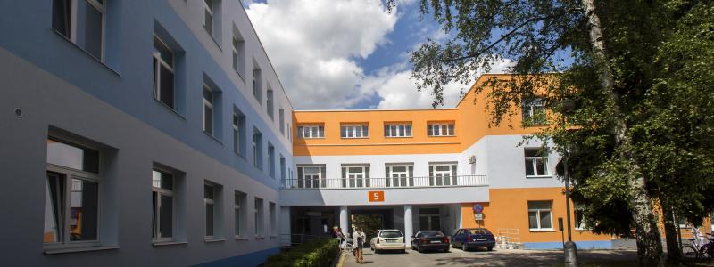 Pardubická nemocnice v zateplených budovách šetří energii a září barvami