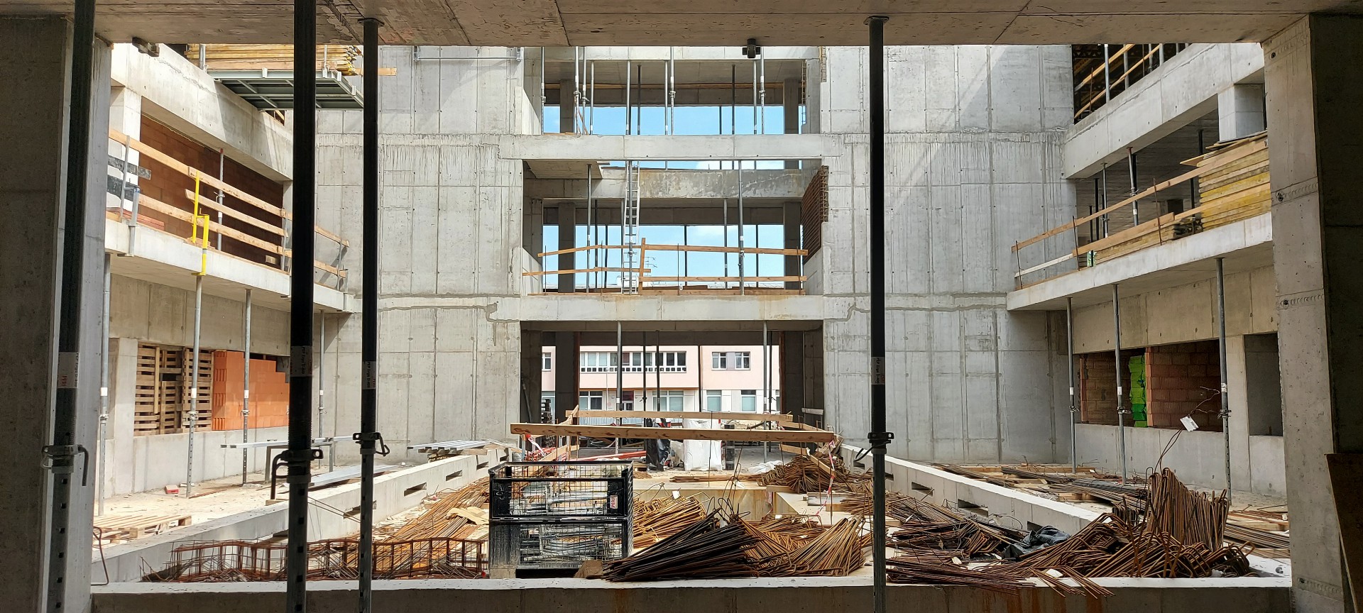 Hrubá stavba pavilonu s urgentním příjmem je před dokončením. Nemocnice chystá tematický cyklus přednášek