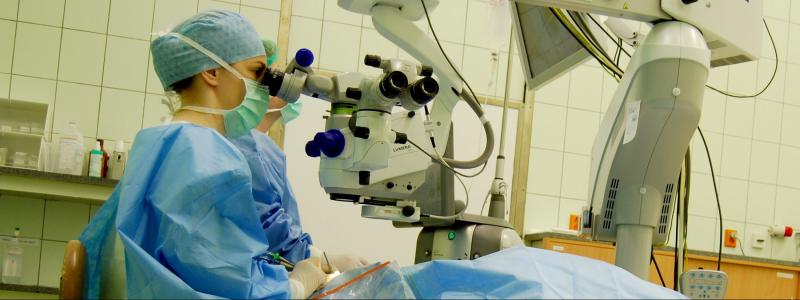 Živé přenosy operací i oslava 100. narozenin. Oční oddělení pořádá akci Live Surgery