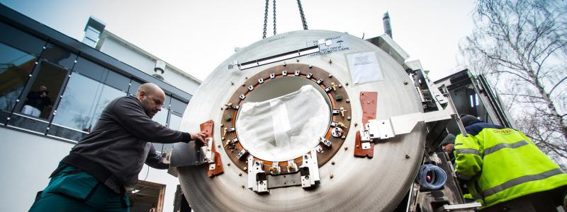 Jeřáb dnes v Pardubické nemocnici instaloval novou magnetickou rezonanci