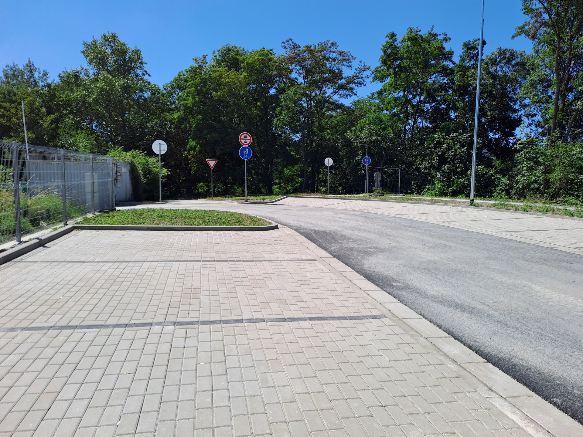 Pardubická nemocnice otevřela nové parkoviště. Úpravy dopravního řešení pokračují další etapou