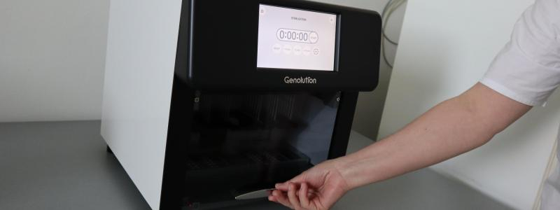 Vyšetřit vzorek na koronavirus a získat výsledek zabere několik hodin. Díky novým přístrojům laboratoře zvýší kapacitu