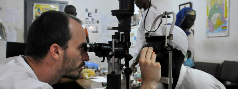 Oční lékař Blažek hovořil v rozhlasových Záletech o práci dobrovolníka v Ghaně