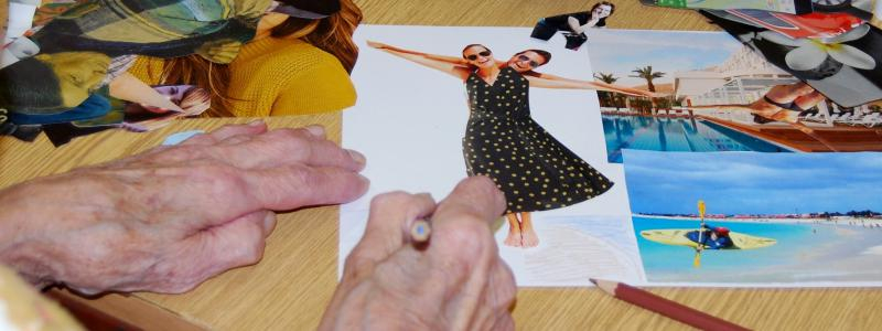 Geriatrické centrum se změnilo ve výtvarnou dílnu. Seniorky tvořily nápadité koláže