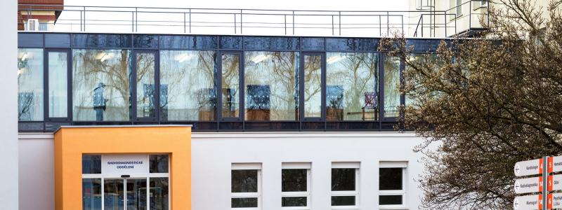 Předseda Poslanecké sněmovny Hamáček se seznámil s Pardubickou nemocnicí