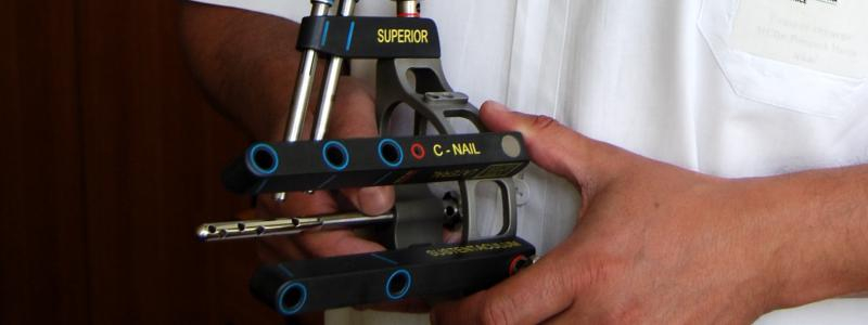 Světový odborný tisk objevuje unikátní patní hřeb pardubického traumatologa