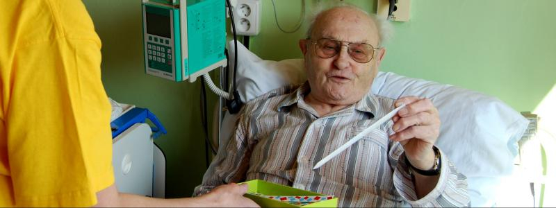 Dětští pacienti potěšili seniory v Geriatrickém centru, vyrobili jim záložky do knih